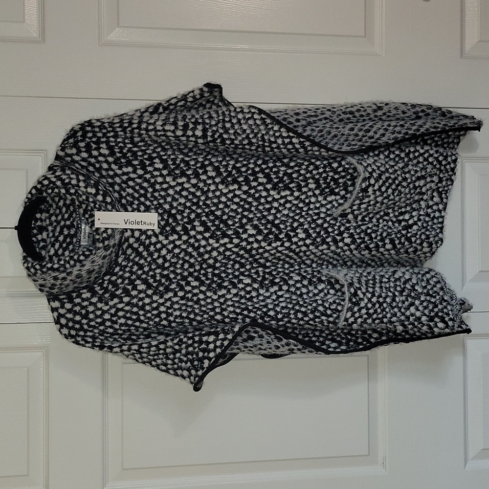 NWT Violet Ruby black and white poncho, front pockets size medium